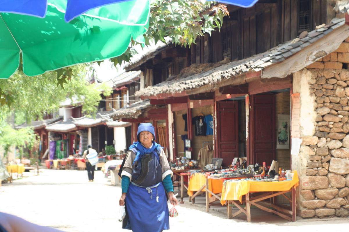 naxi woman in baisha naxi woman in baisha