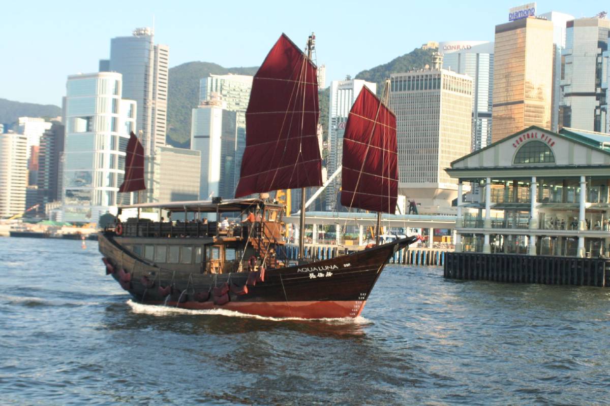 junk in hong kong harbor junk in hong kong harbor