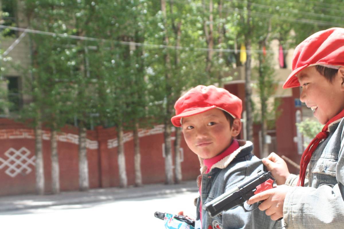 cute kids with cap gun - ouch cute kids with cap gun - ouch