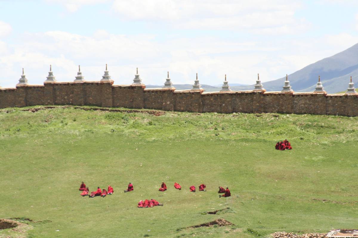 monks chillin in litang monks chillin in litang