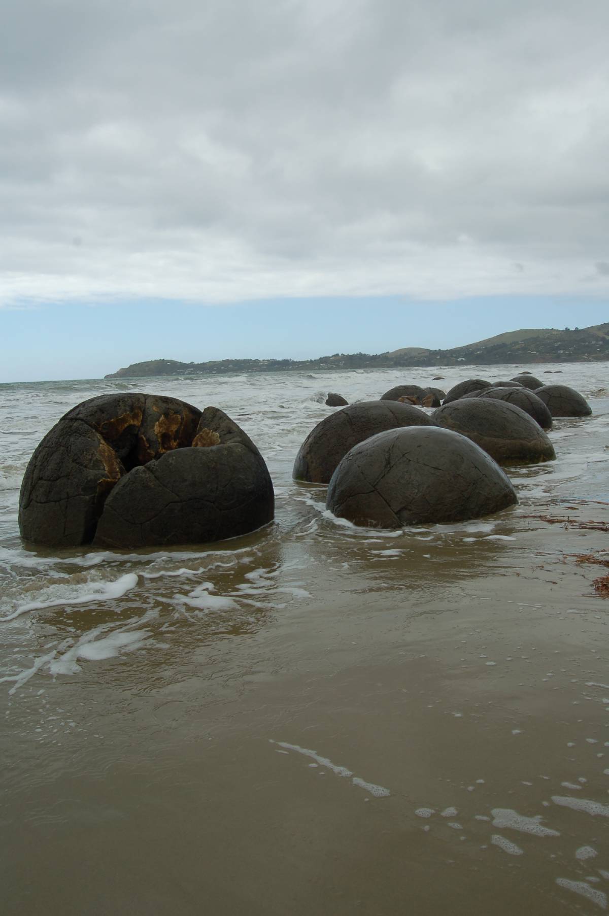 concretions at moeraki concretions at moeraki