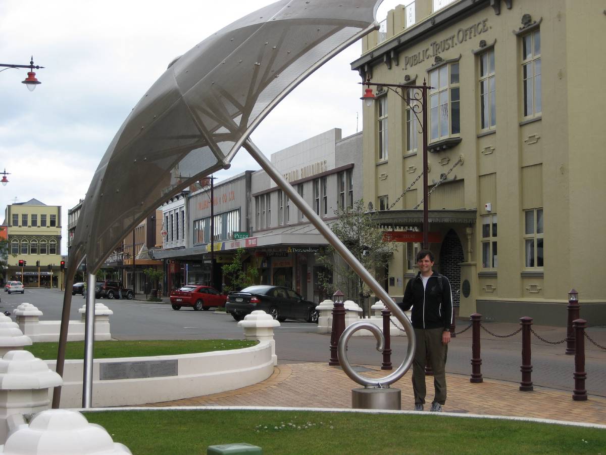 look it's a huge umbrella look it's a huge umbrella